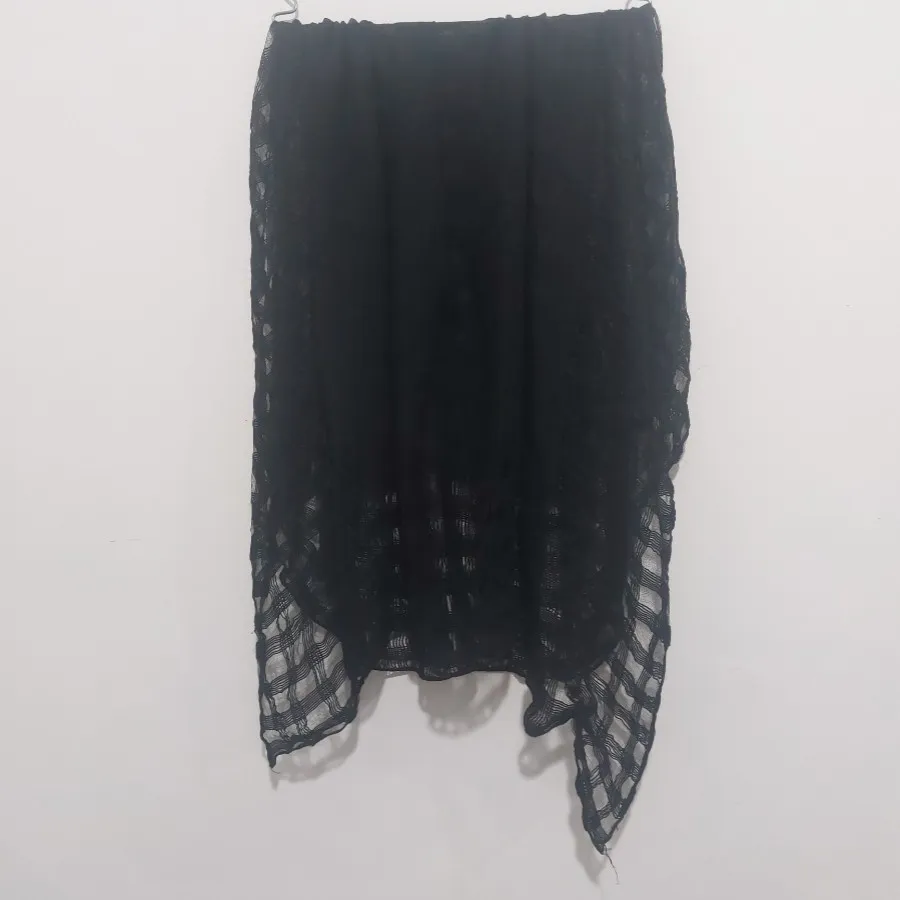 شال مشکی پنجره ای