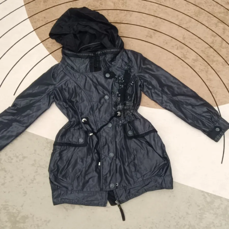 کاپشن کُره‌ای مشکی براق