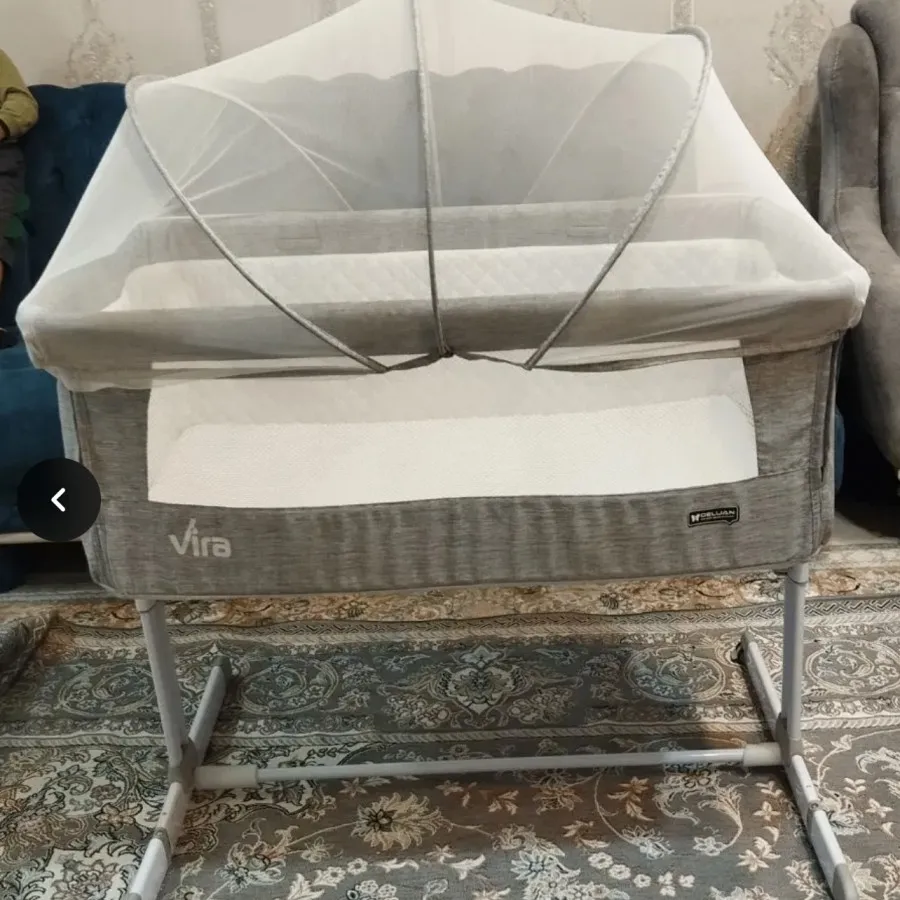 تخت کنار مادر
