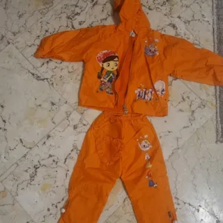 بارونی بچگونه با شلوارش
