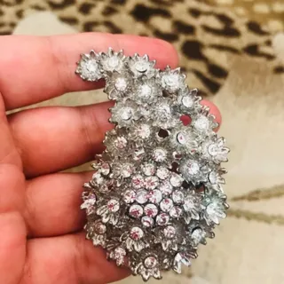 گل سینه نگینی