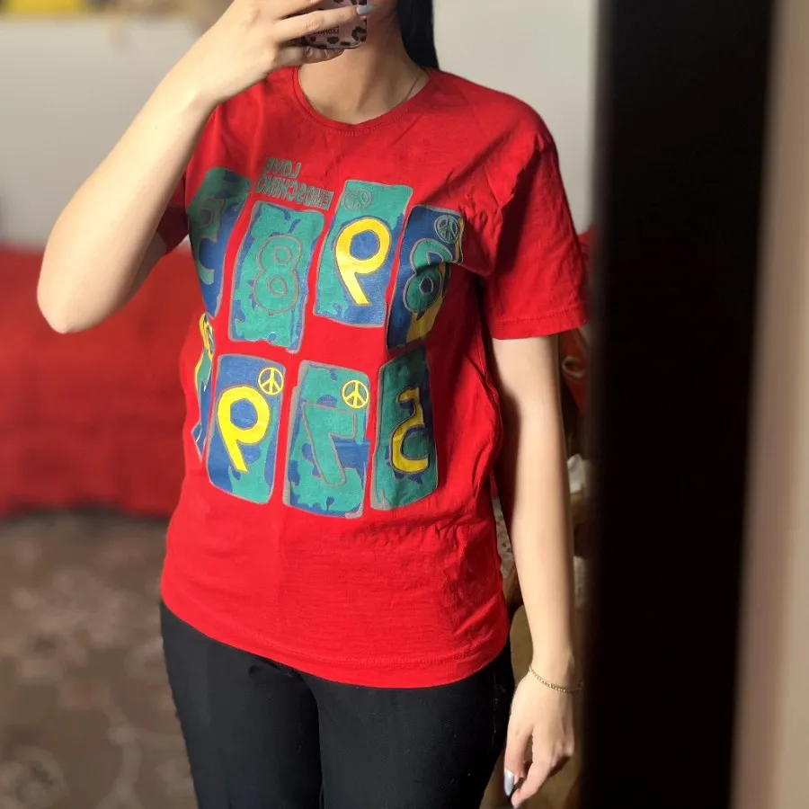 تیشرت قرمز