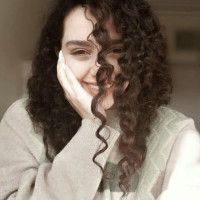 یاسی دختر مو فرفری
